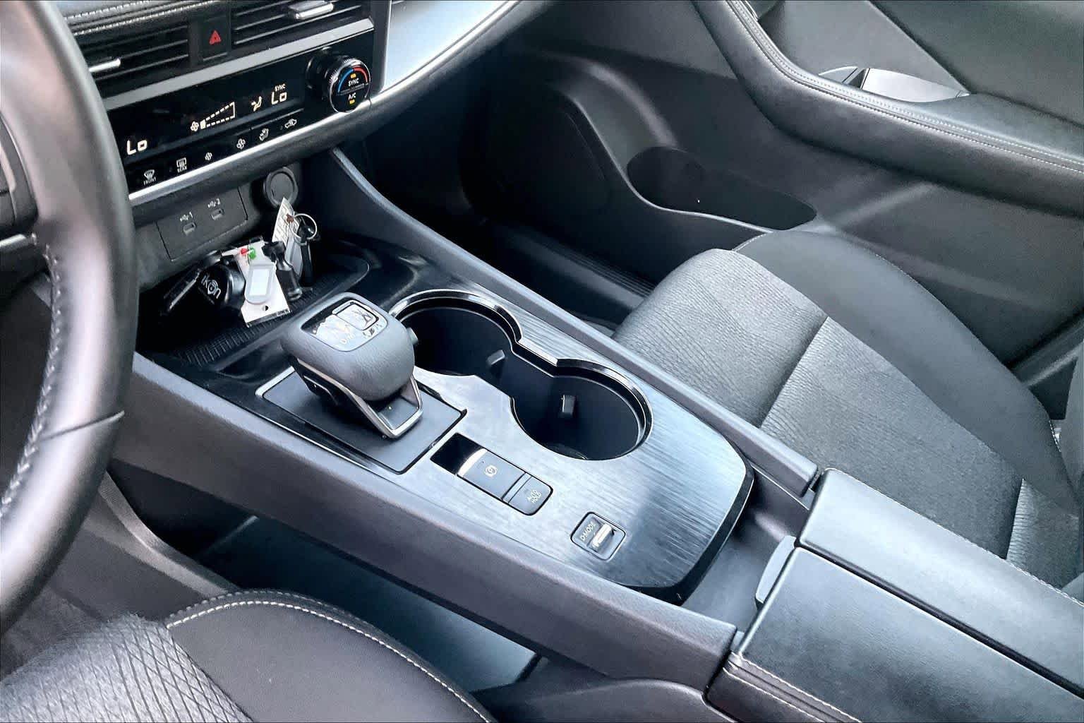 Used 2025 Nissan Rogue SV image 16
