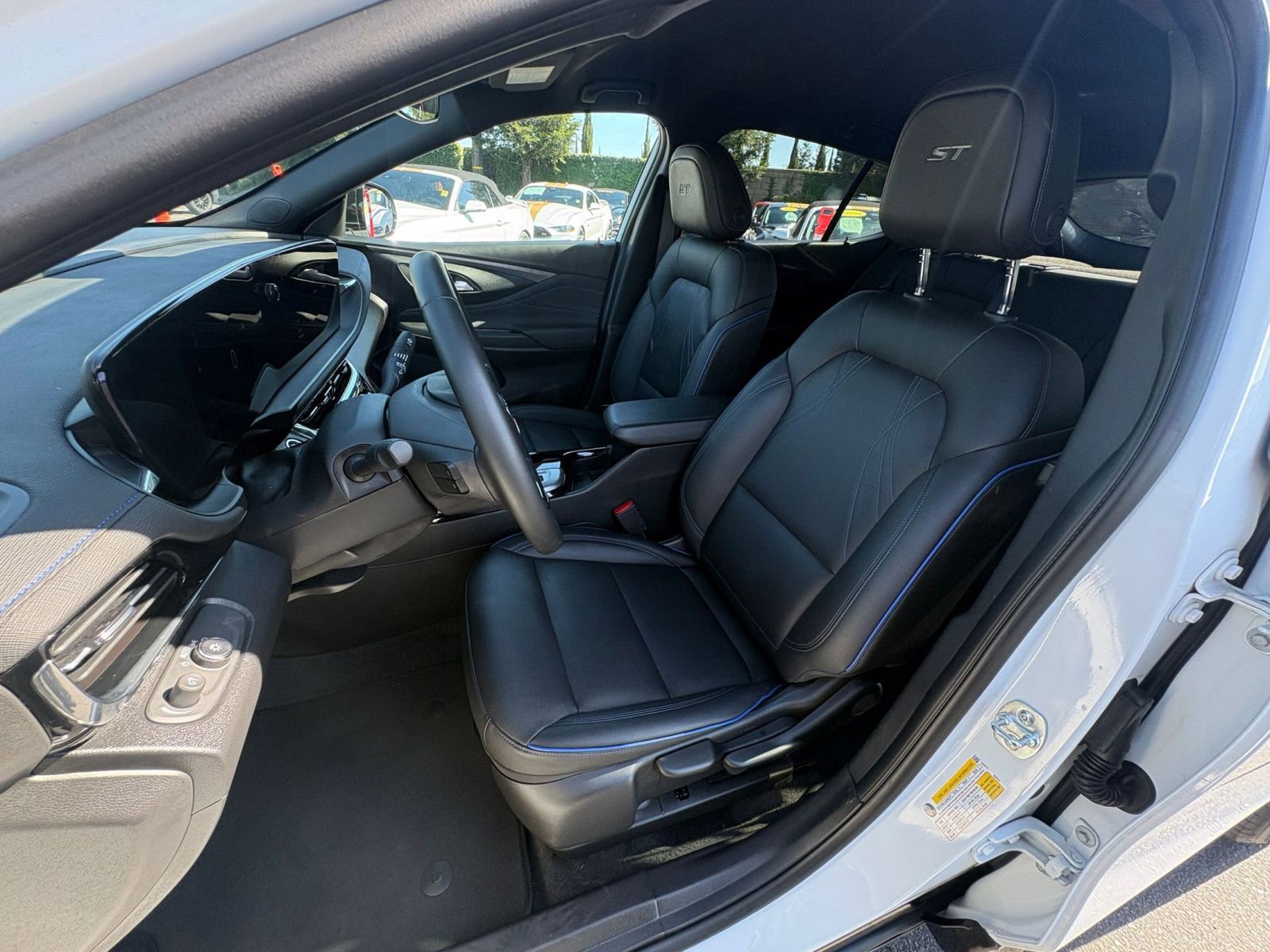 Used 2025 Buick Envista Sport Touring image 35