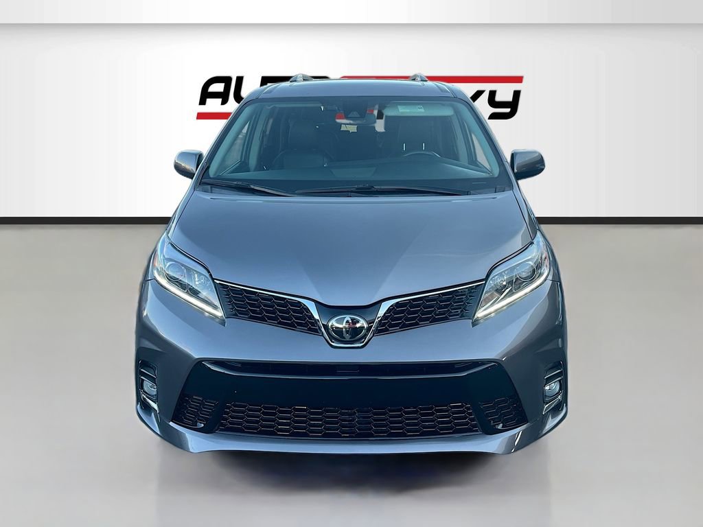 Used 2020 Toyota Sienna SE w/ Carpet Mat Package FWD image 2