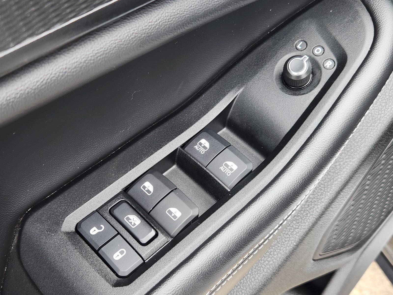 Used 2025 Jeep Grand Cherokee L Laredo w/ Luxury Tech Group I RWD image 32