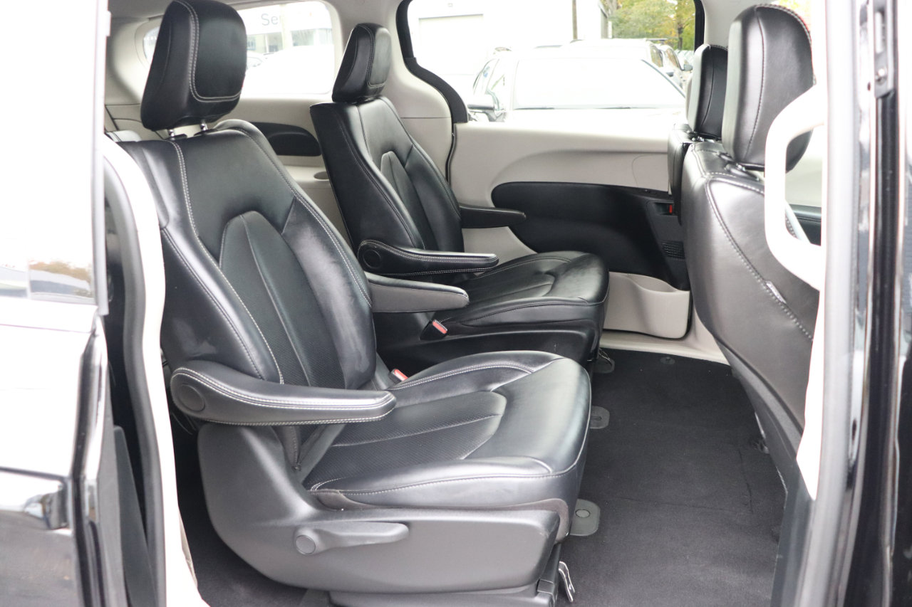 Used 2024 Chrysler Pacifica Limited image 15