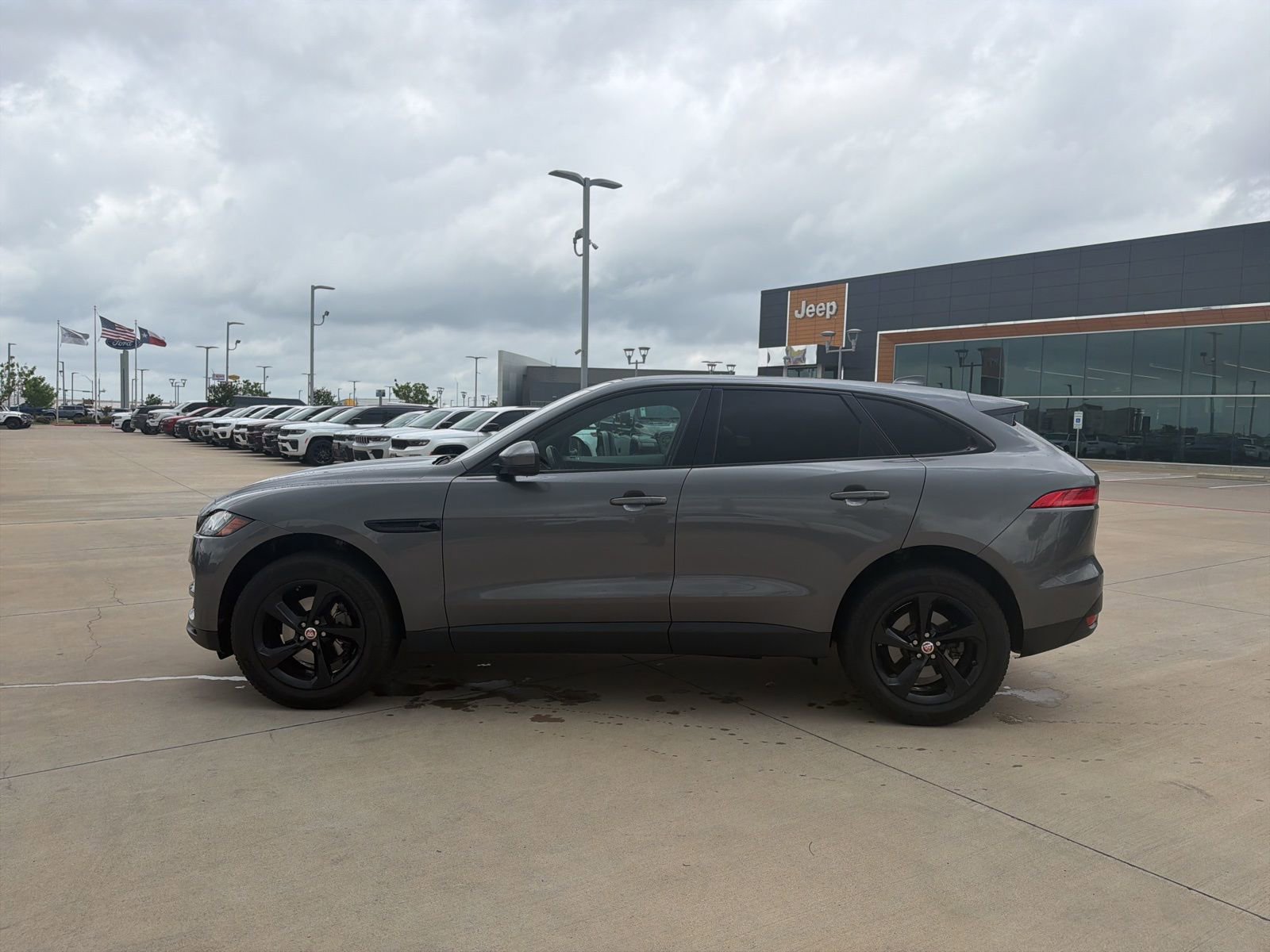 Used 2019 Jaguar F-PACE Premium image 2