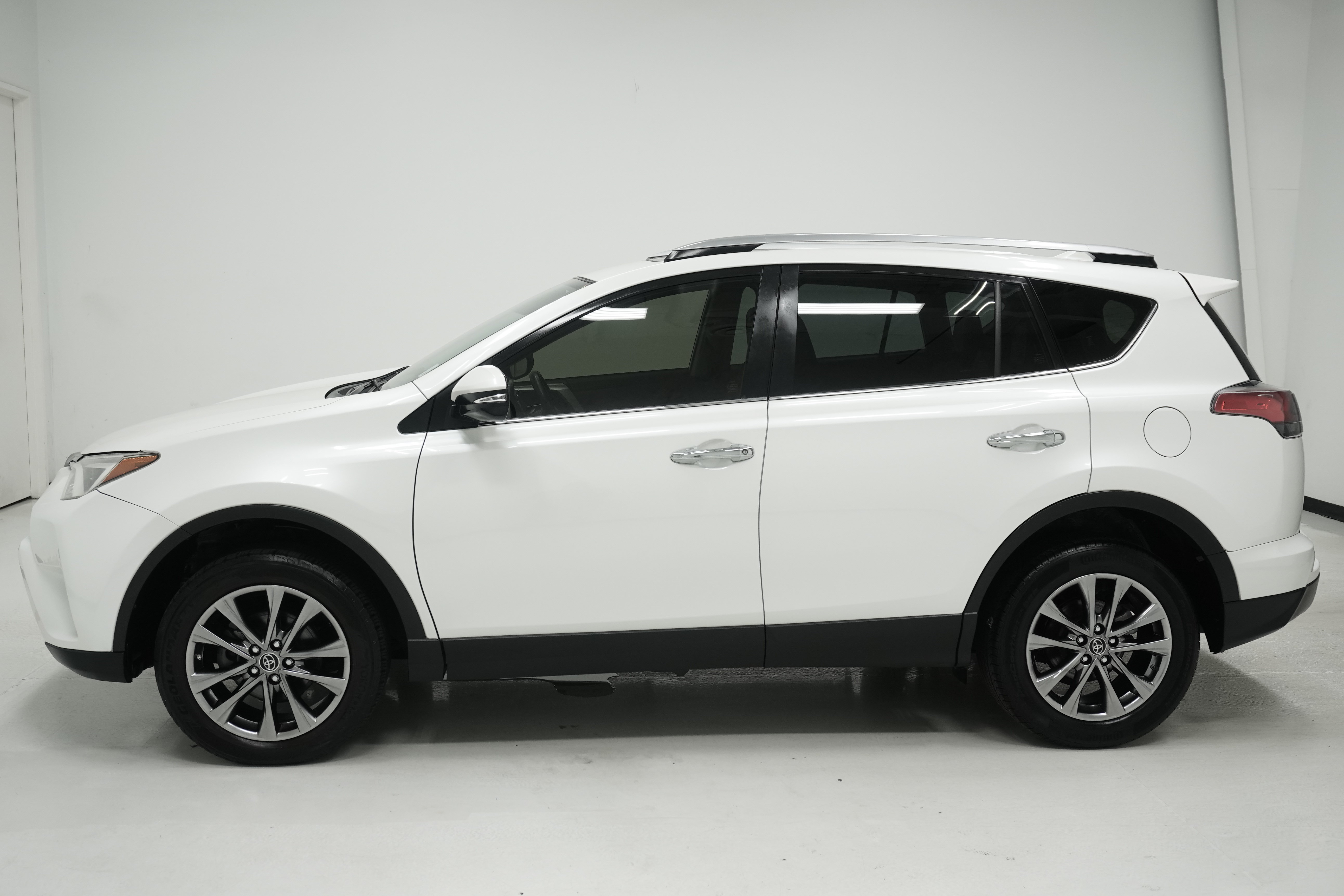 Used 2018 Toyota RAV4 Limited FWD image 6