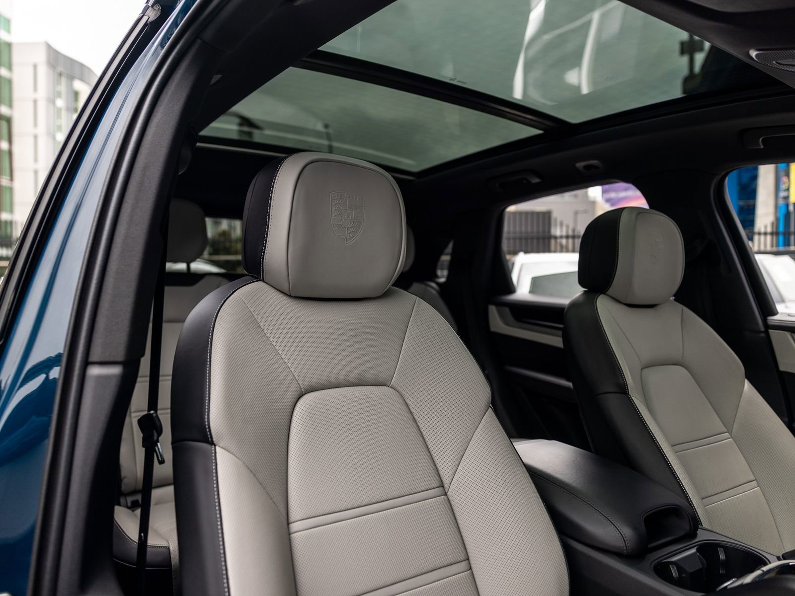 Certified 2025 Porsche Cayenne AWD/4WD image 34