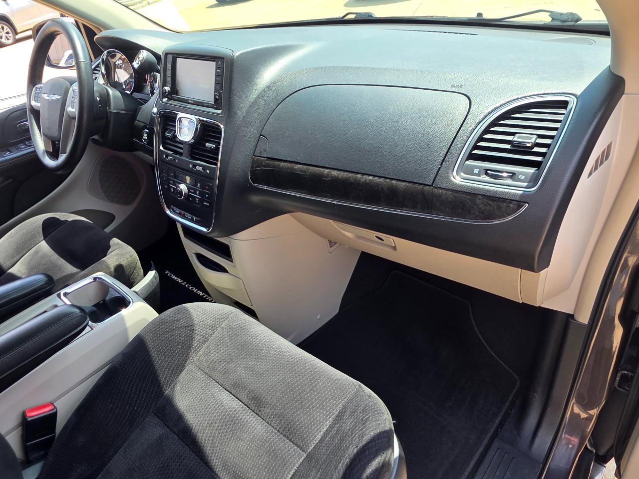 Used 2015 Chrysler Town & Country Touring w/ Driver Convenience Group FWD image 25