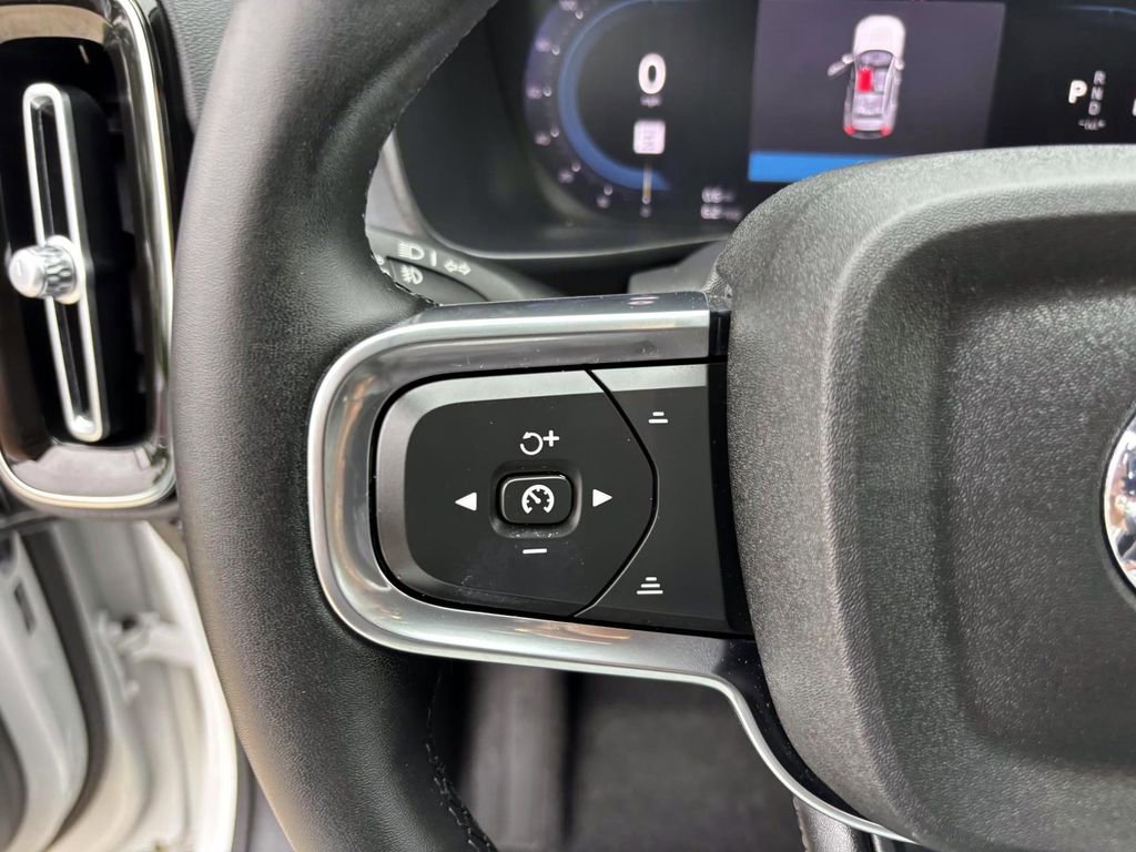 Used 2025 Volvo XC40 B5 Core image 17