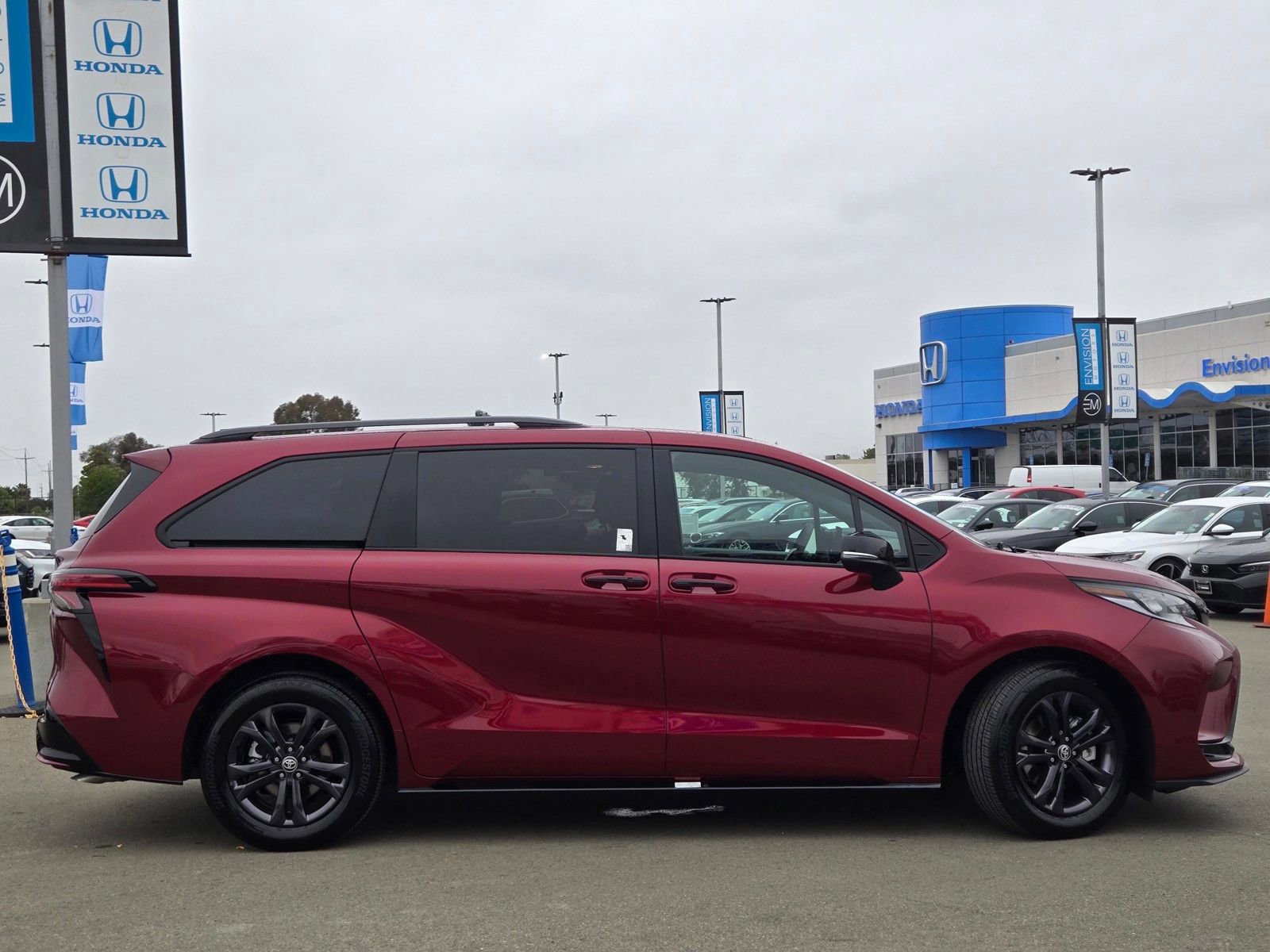 Used 2025 Toyota Sienna XSE AWD/4WD image 8