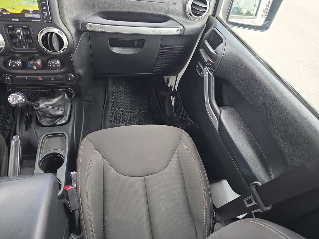 Used 2017 Jeep Wrangler Unlimited Rubicon w/ Connectivity Group image 17