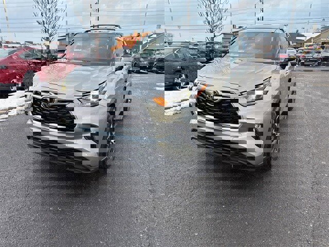 Used 2023 Toyota Highlander XLE image 2