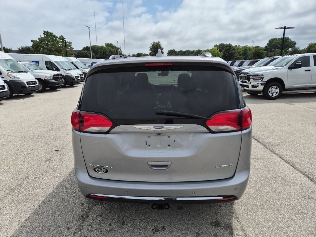 Used 2017 Chrysler Pacifica Limited FWD image 6