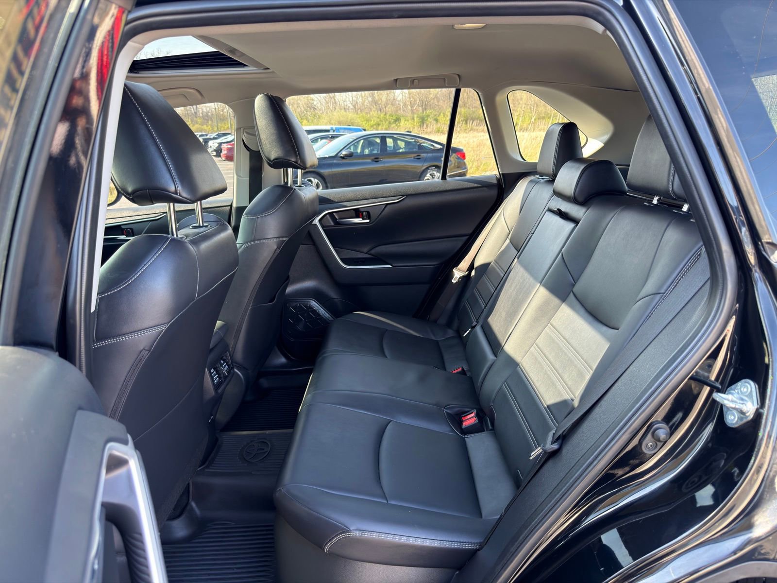 Used 2022 Toyota RAV4 XLE Premium image 30