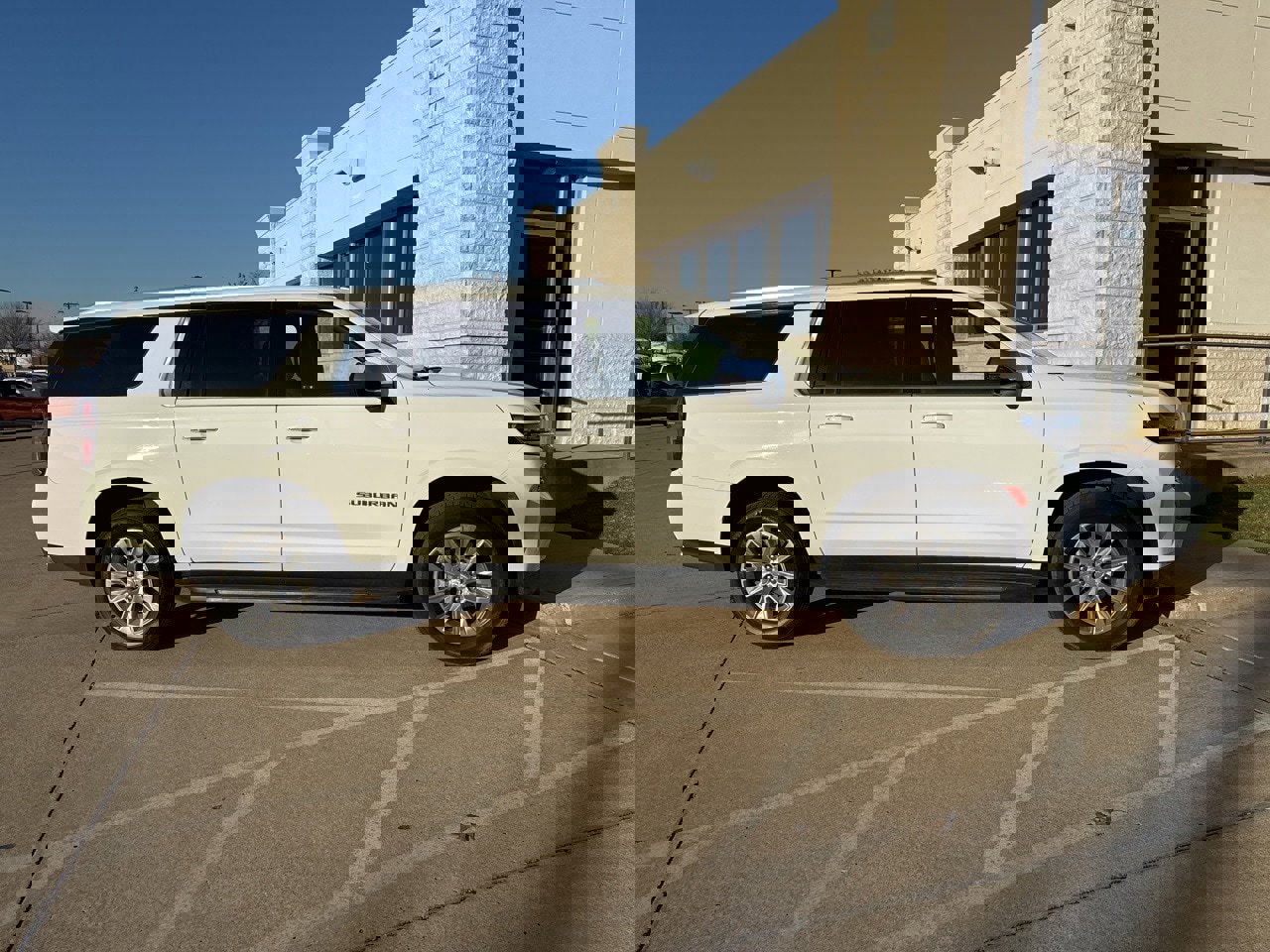 Used 2023 Chevrolet Suburban Premier image 4