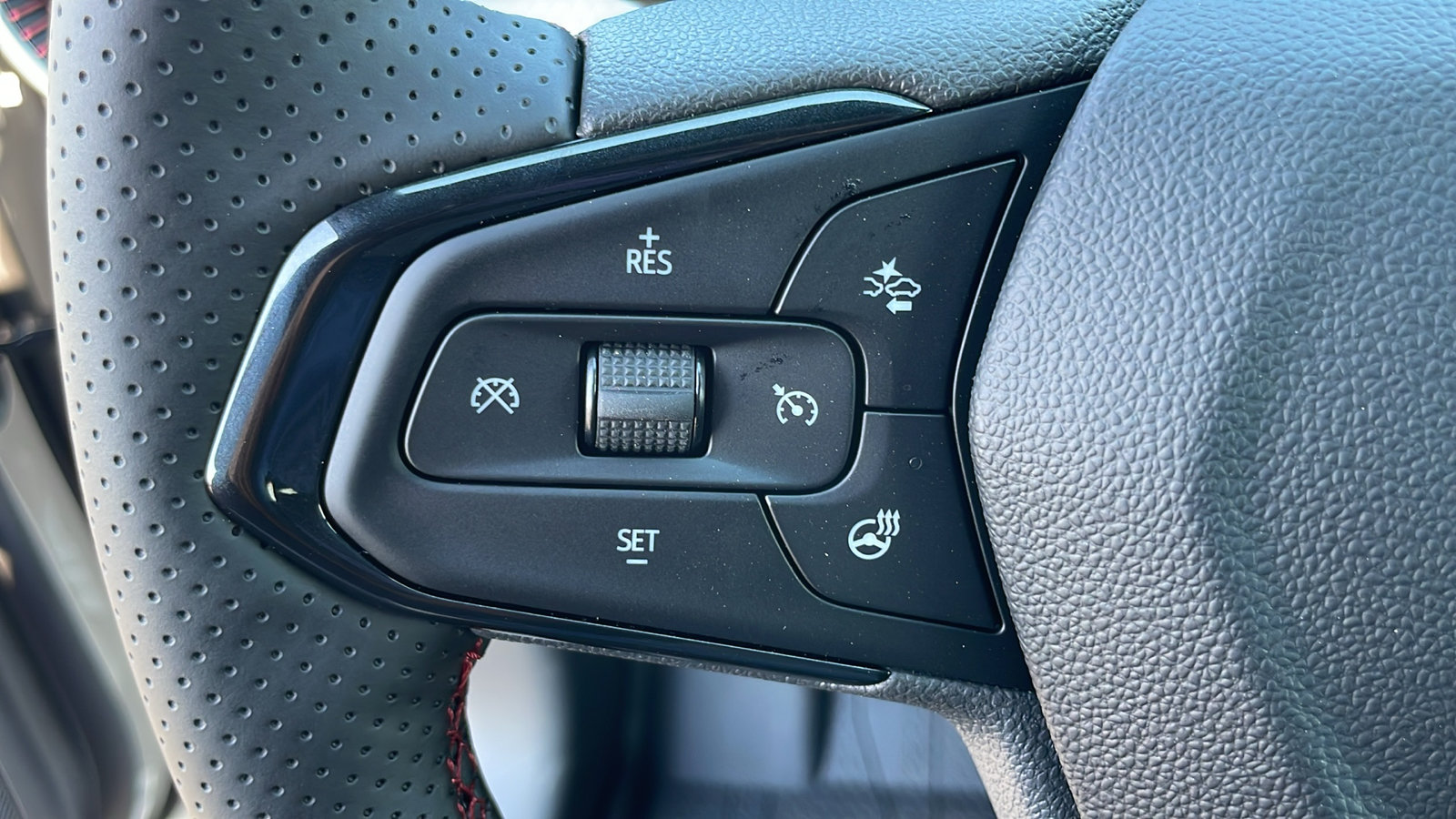 New 2026 Chevrolet Trax RS w/ Sunroof Package FWD image 24