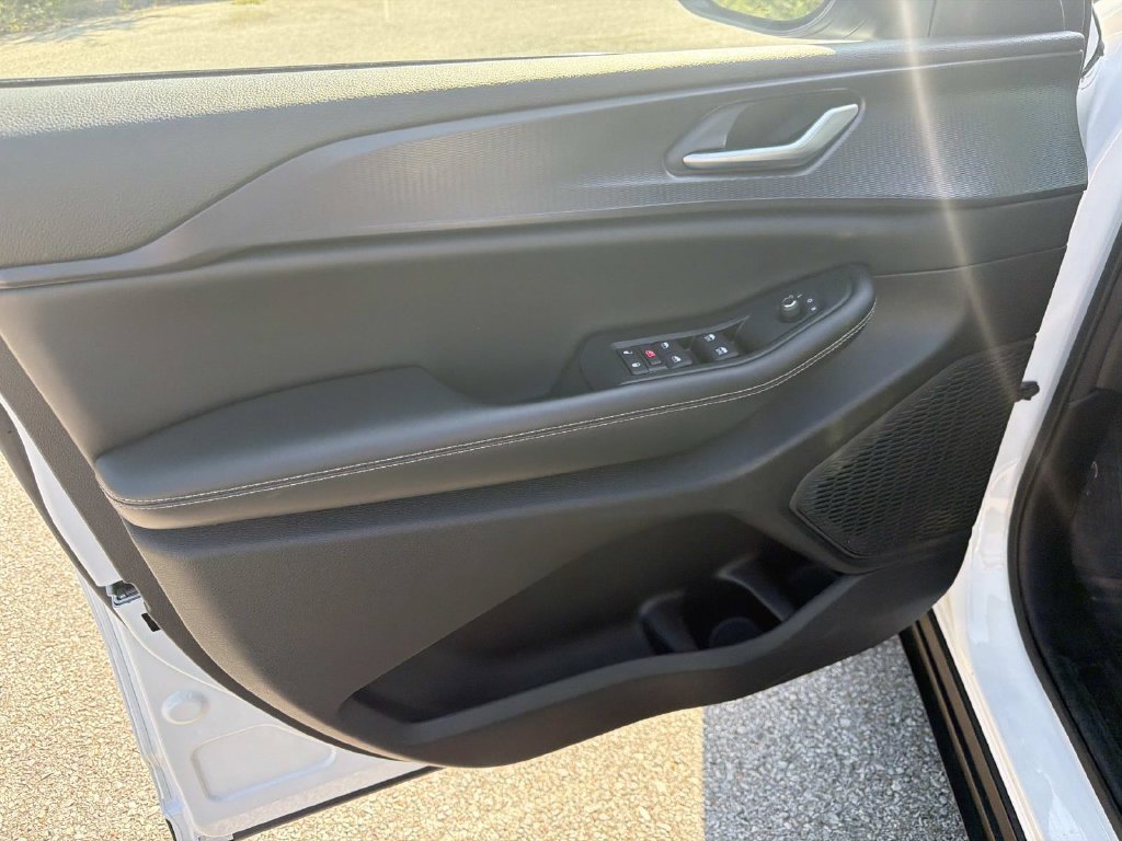 Used 2023 Jeep Grand Cherokee L Laredo RWD image 19