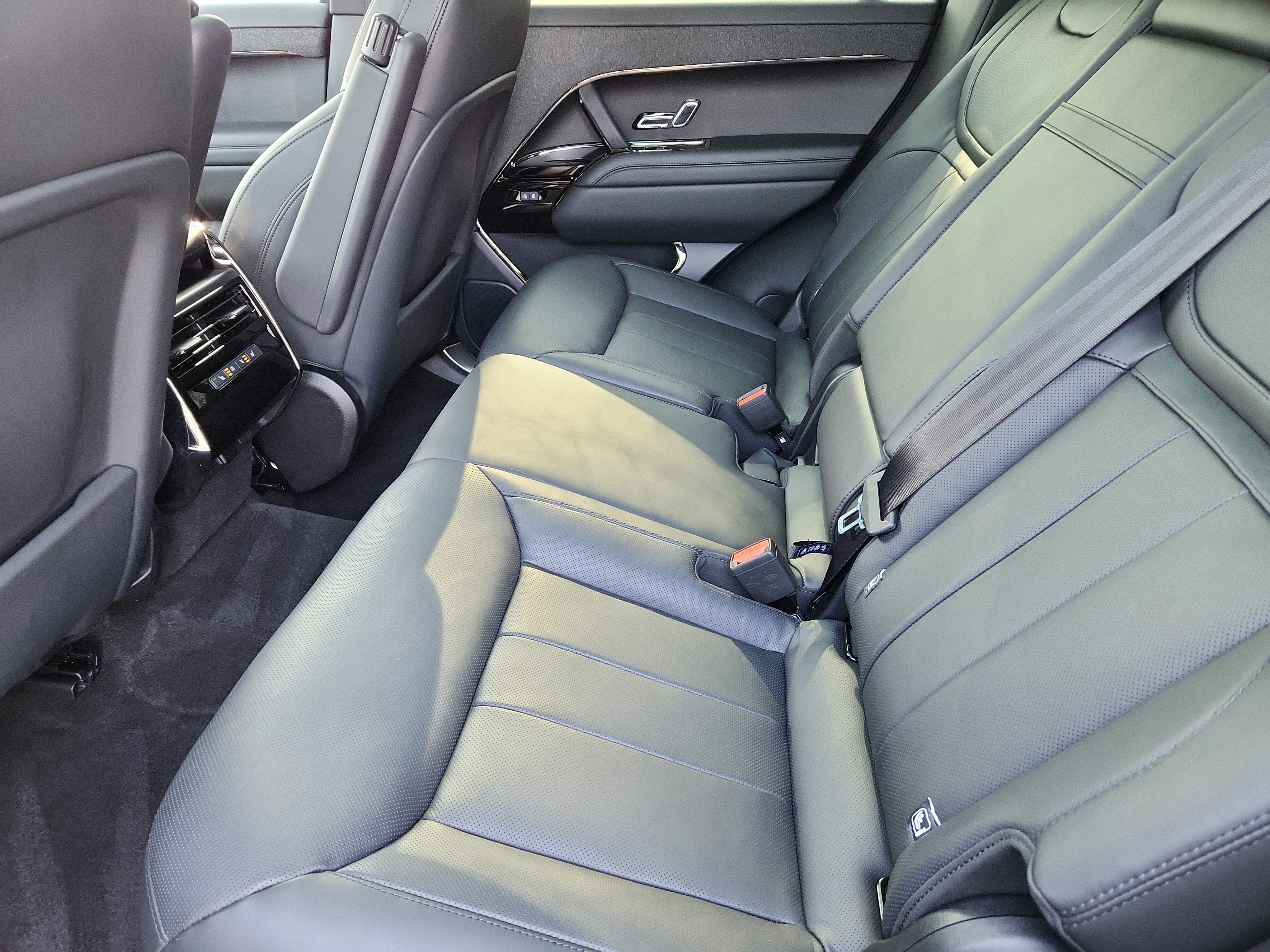 Used 2025 Land Rover Range Rover Sport SE image 5