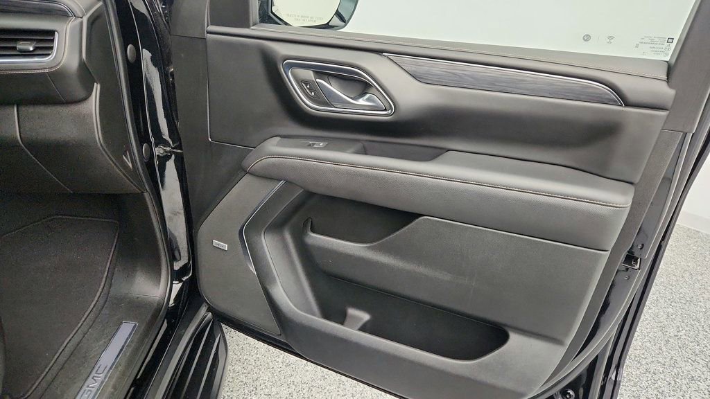 Used 2022 GMC Yukon XL SLT w/ SLT Premium Package image 28