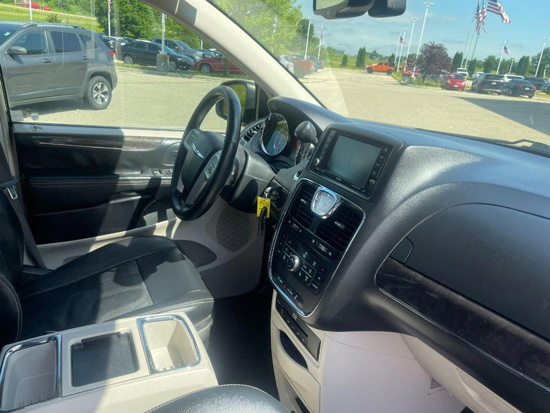 Used 2016 Chrysler Town & Country Touring-L image 9