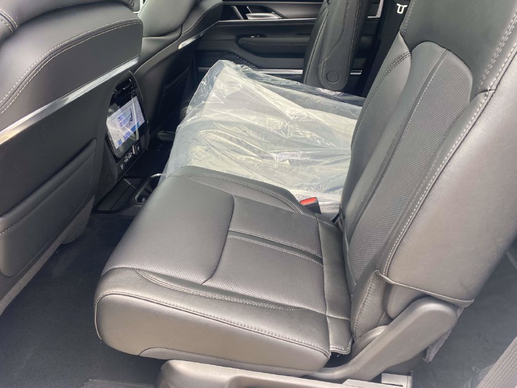 New 2026 Jeep Grand Wagoneer Summit w/ Premium Group III AWD/4WD image 39