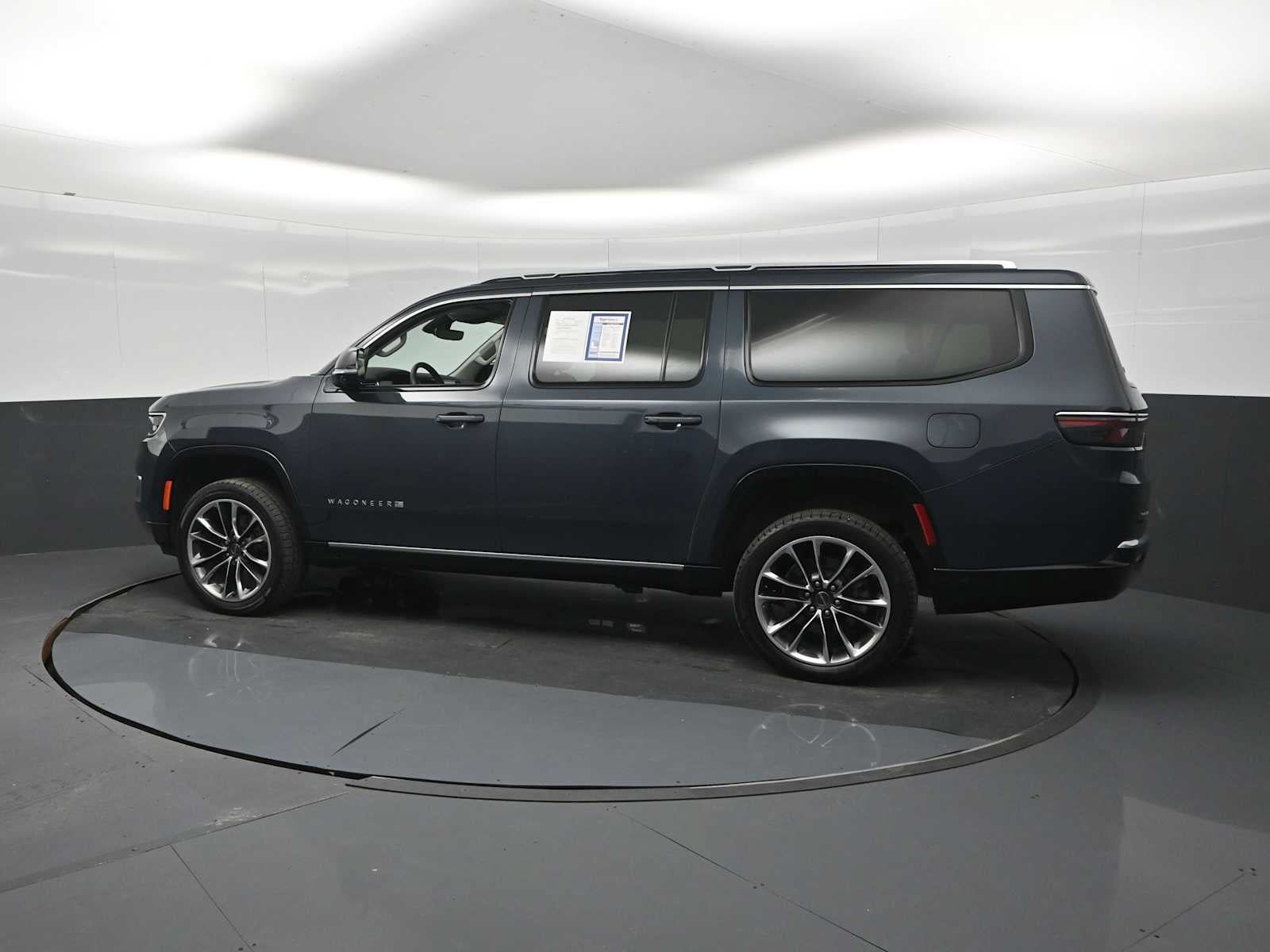 Used 2023 Jeep Wagoneer L Series III w/ Premium Group I AWD/4WD image 4