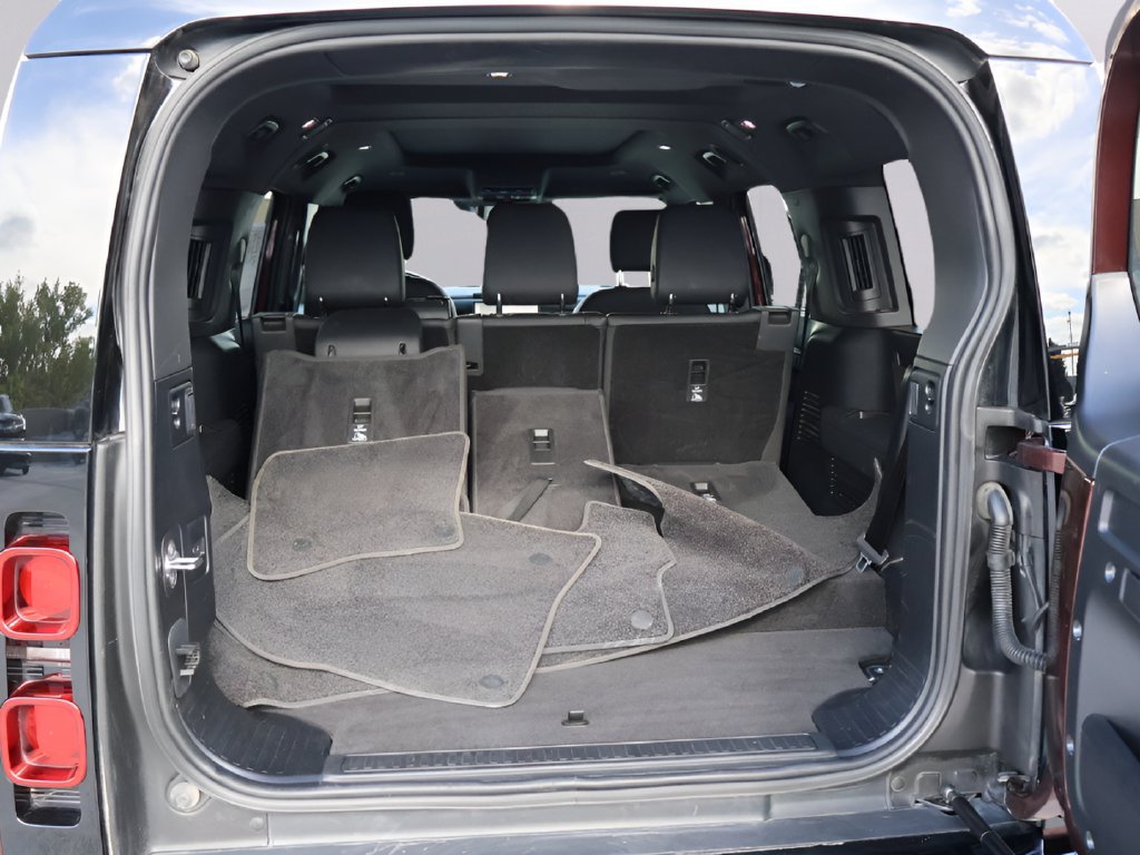 Certified 2025 Land Rover Defender 130 X-Dynamic SE AWD/4WD image 15