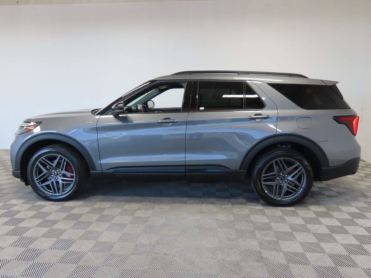 Used 2025 Ford Explorer ST-Line w/ ST-Line Street Pack AWD/4WD image 2