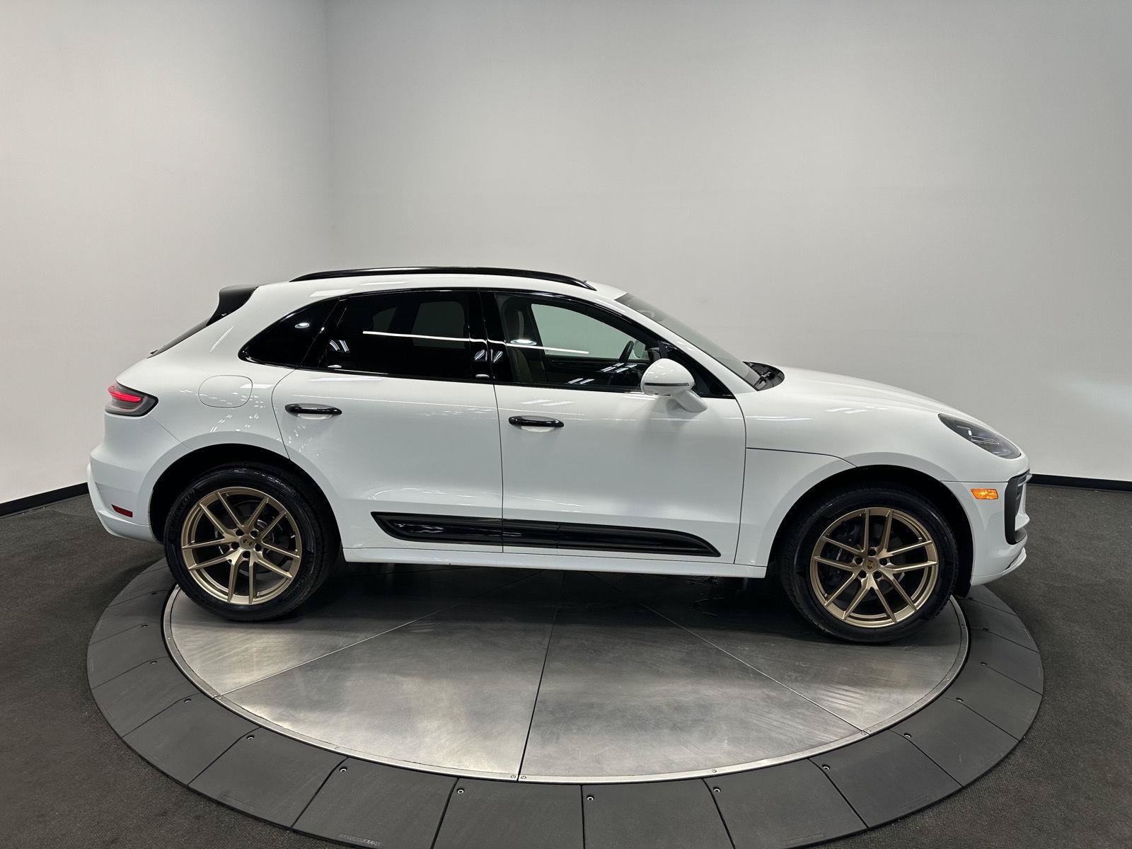 Certified 2025 Porsche Macan AWD/4WD image 8