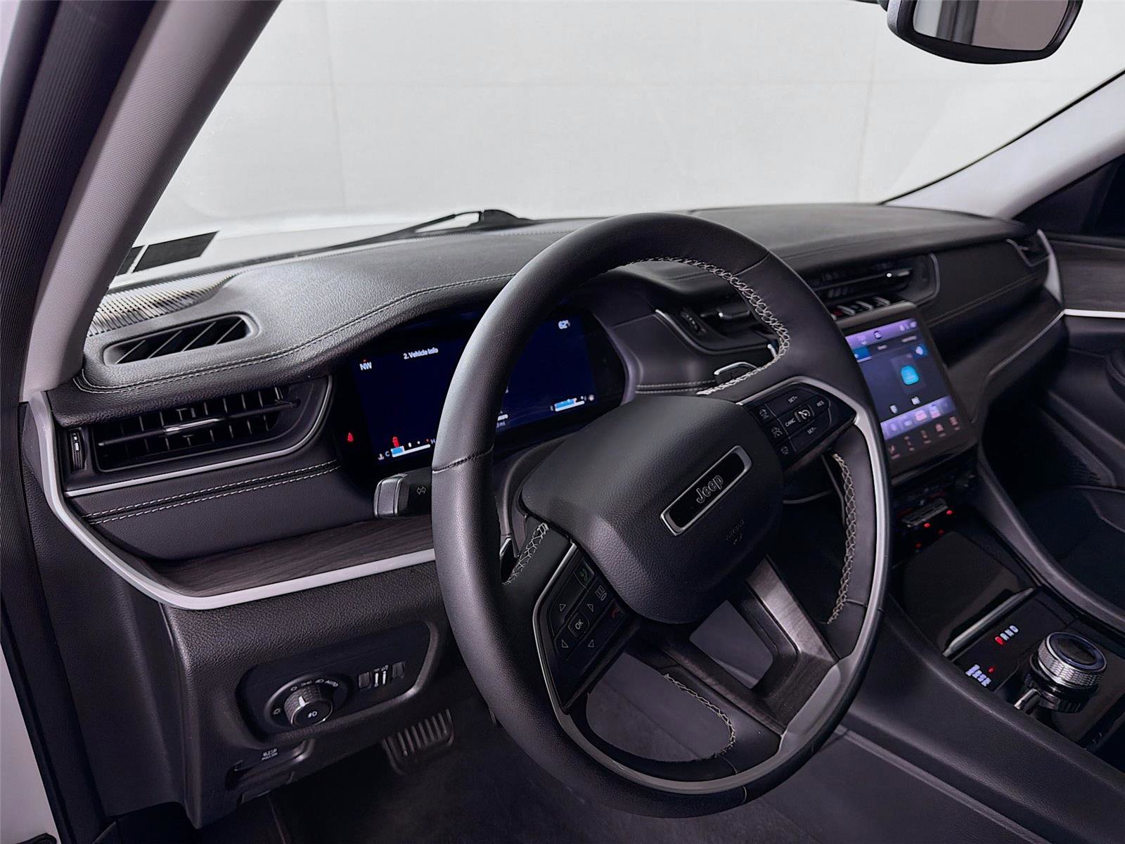 Used 2023 Jeep Grand Cherokee Limited image 9