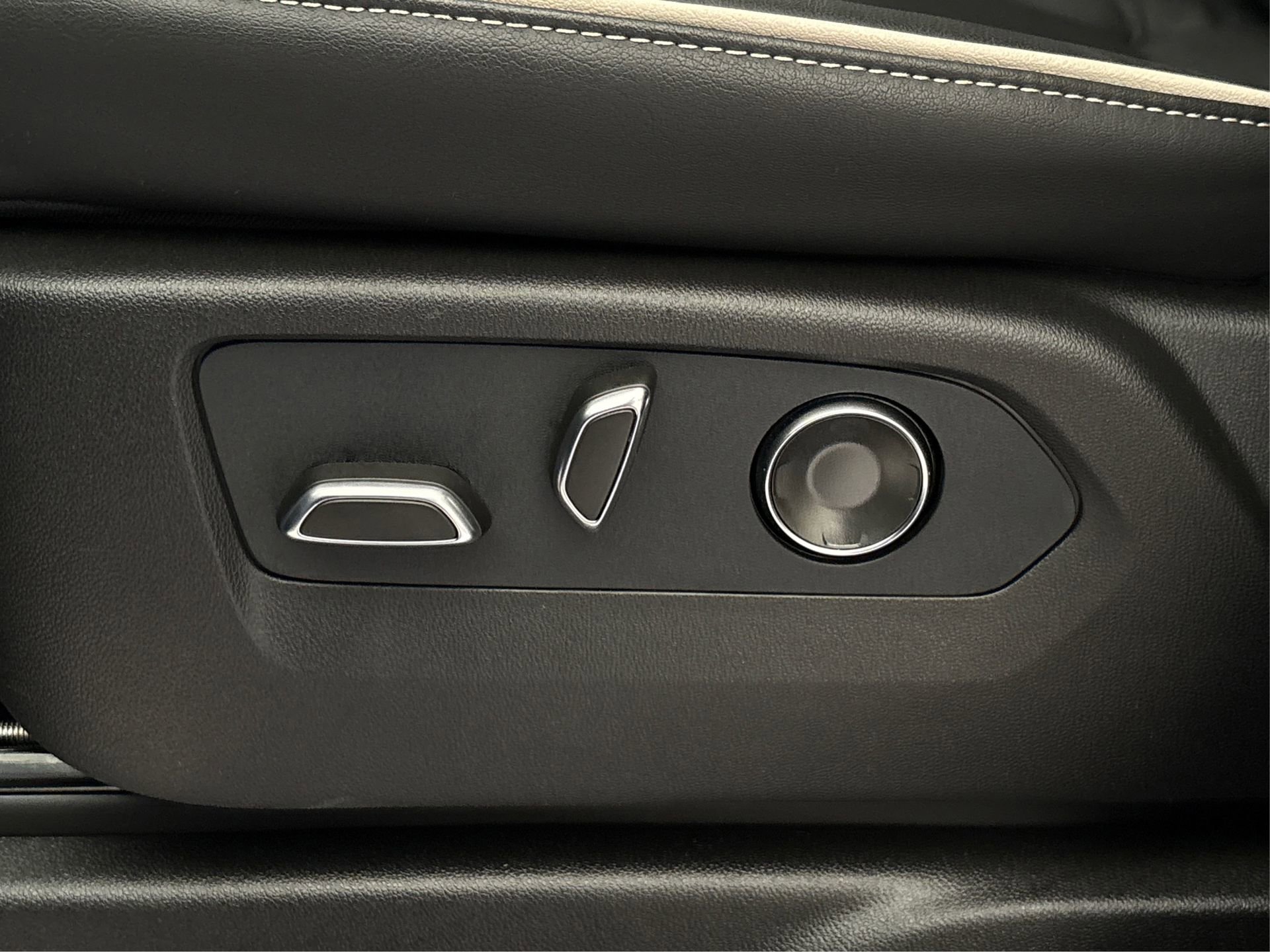 Certified 2026 Cadillac Escalade ESV Sport w/ LPO, ONYX Package image 32