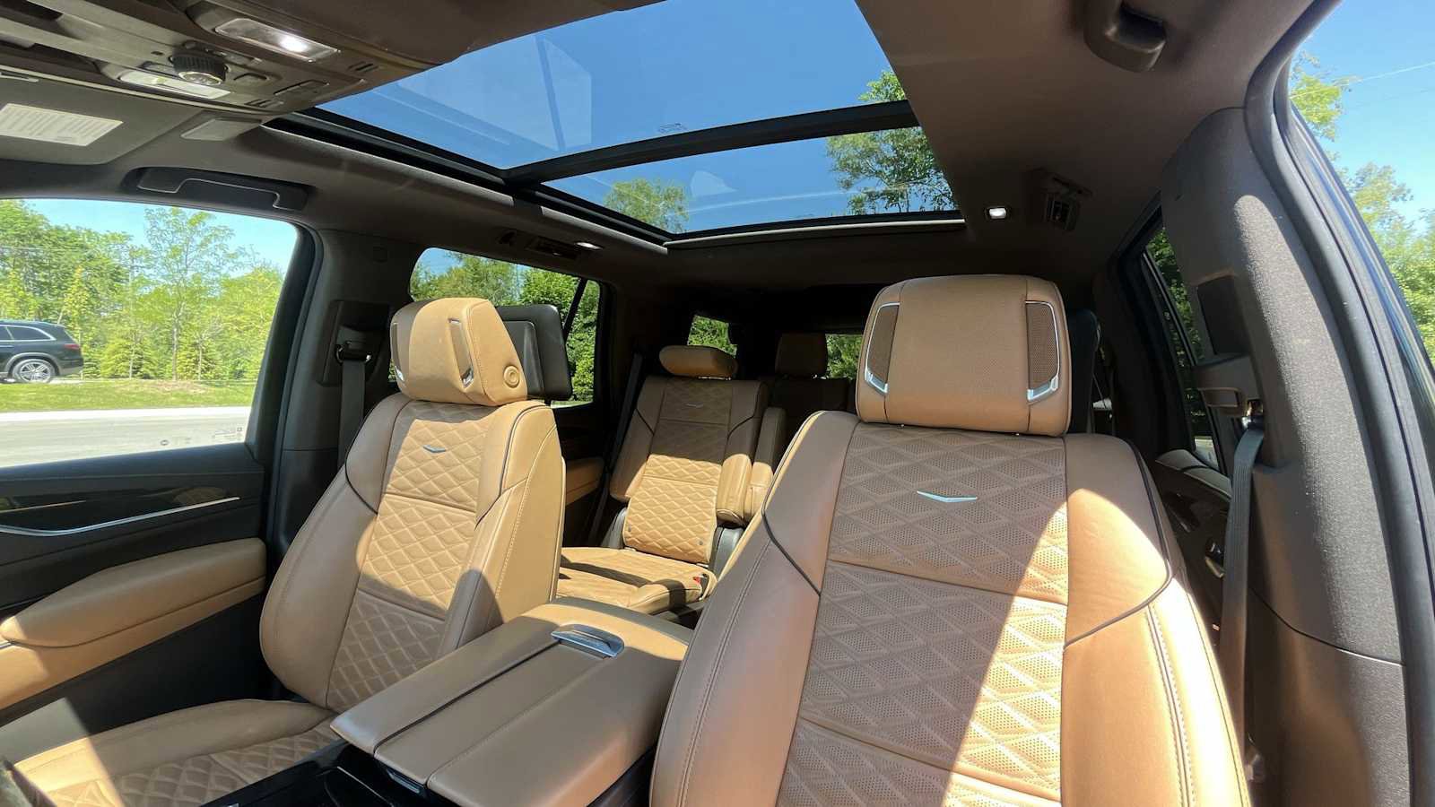 Used 2021 Cadillac Escalade Premium Luxury AWD/4WD image 6