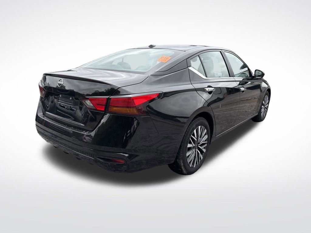 Used 2025 Nissan Altima 2.5 SV FWD image 16