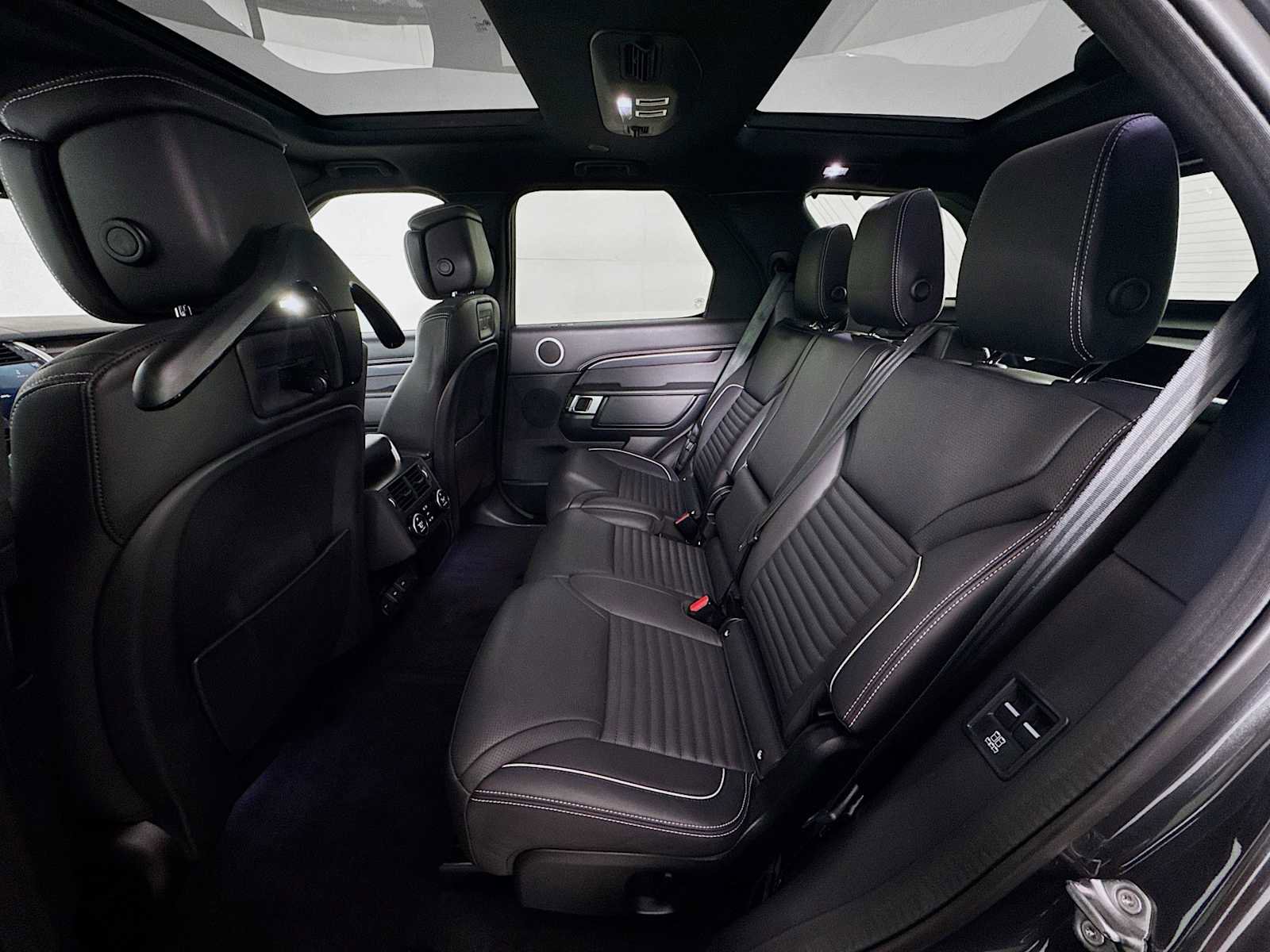 Used 2024 Land Rover Discovery Metropolitan Edition image 19