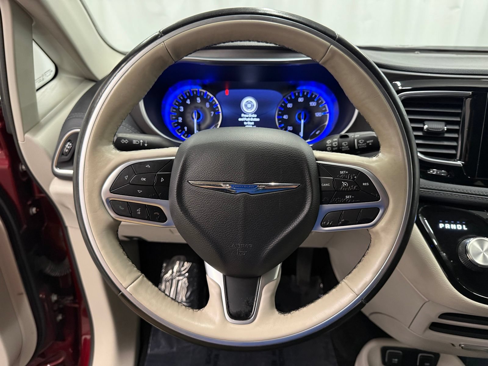 Used 2019 Chrysler Pacifica Limited w/ Tire & Wheel Group FWD image 13
