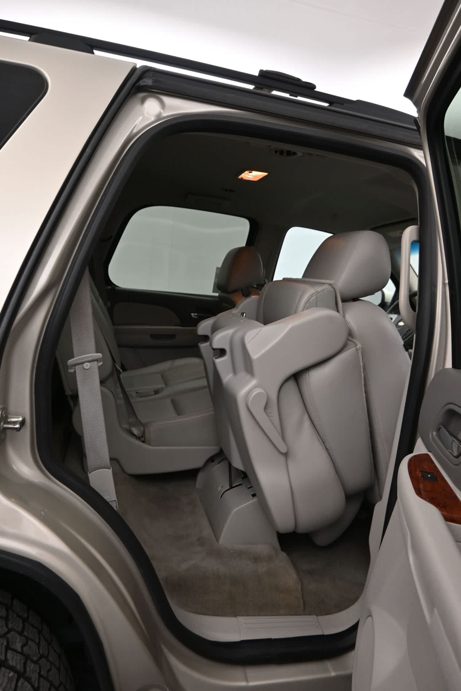 Used 2014 Chevrolet Tahoe LT w/ Luxury Package RWD image 12