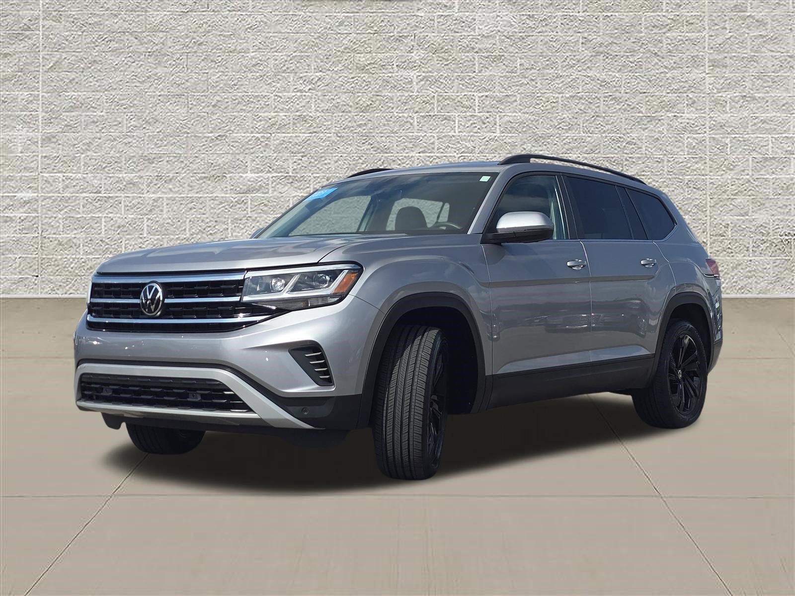 Certified 2023 Volkswagen Atlas SE w/ Black Wheel Package AWD/4WD image 3
