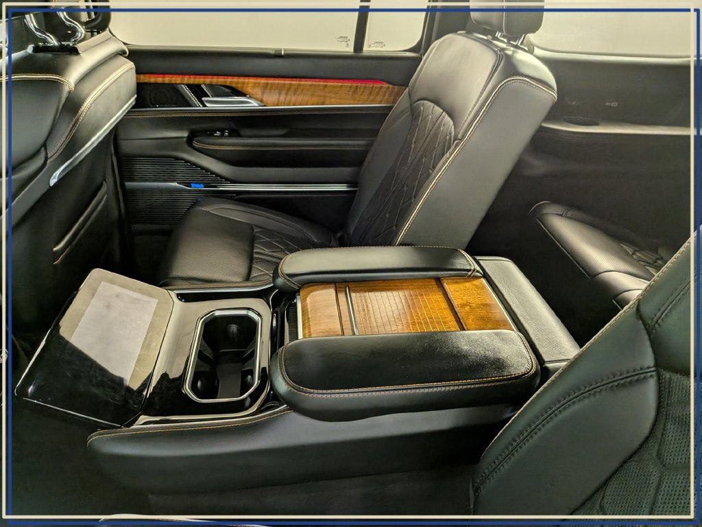 Used 2023 Jeep Grand Wagoneer Series III AWD/4WD image 38