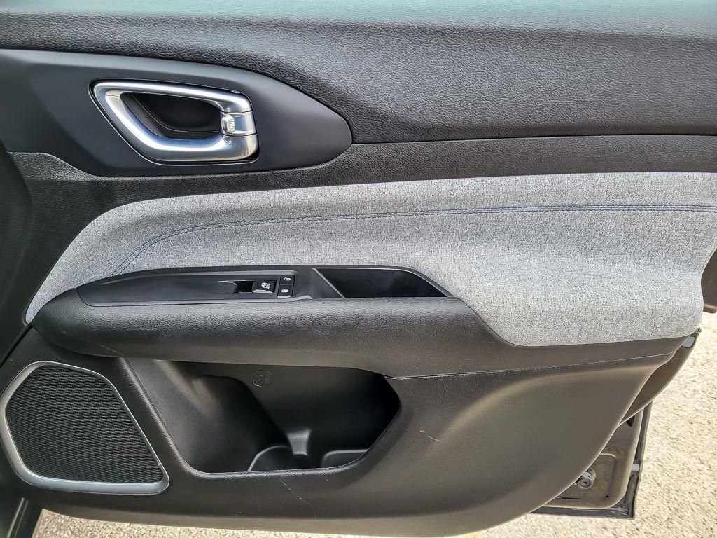 Used 2024 Jeep Compass Latitude image 21