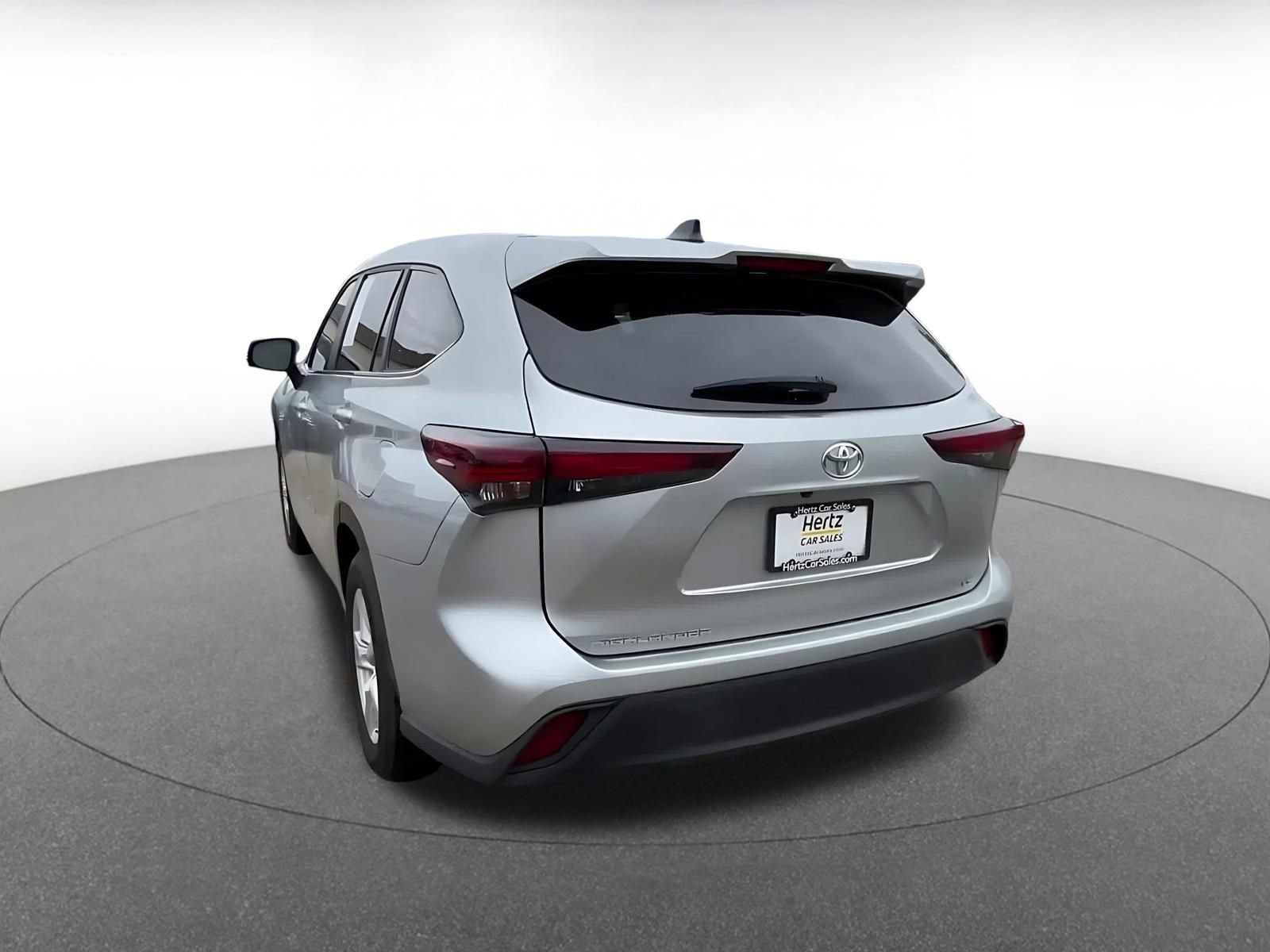 Used 2025 Toyota Highlander LE FWD image 11