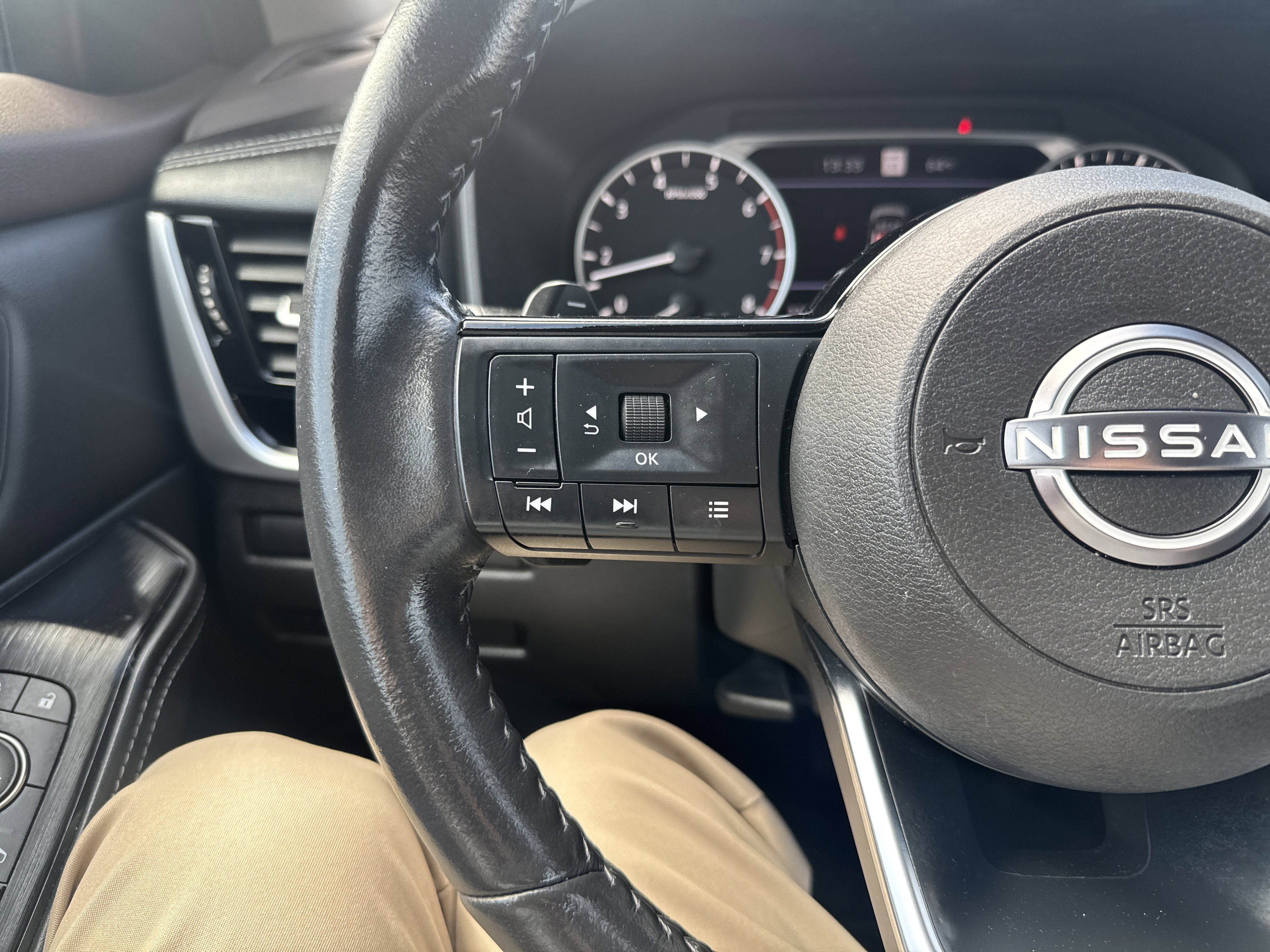 Used 2023 Nissan Rogue SL w/ SL Premium Package image 18