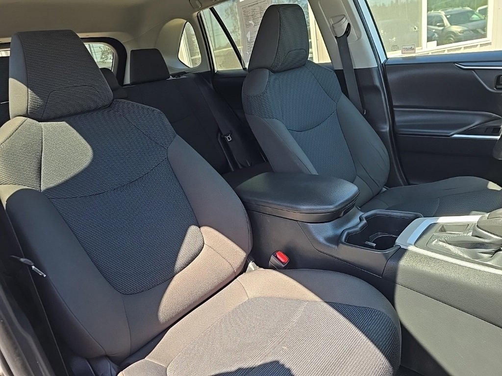 Used 2022 Toyota RAV4 LE image 11