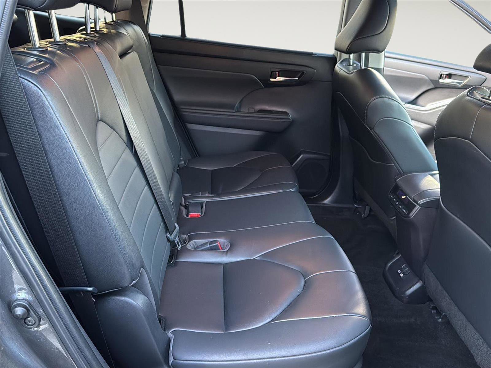 Used 2023 Toyota Highlander XLE image 25