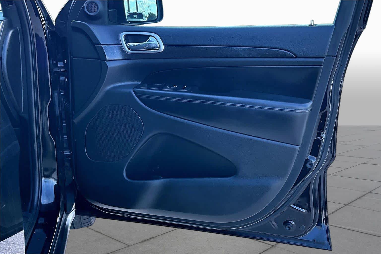 Used 2018 Jeep Grand Cherokee Laredo RWD image 23