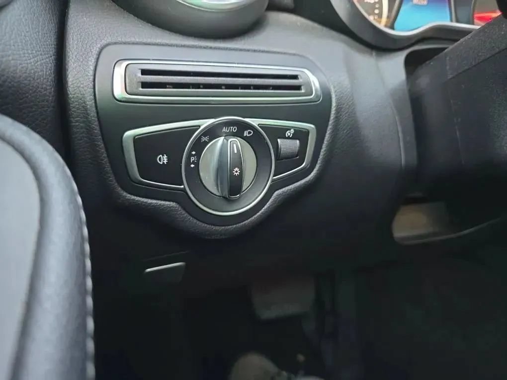 Used 2019 Mercedes-Benz C 300 Sedan image 24