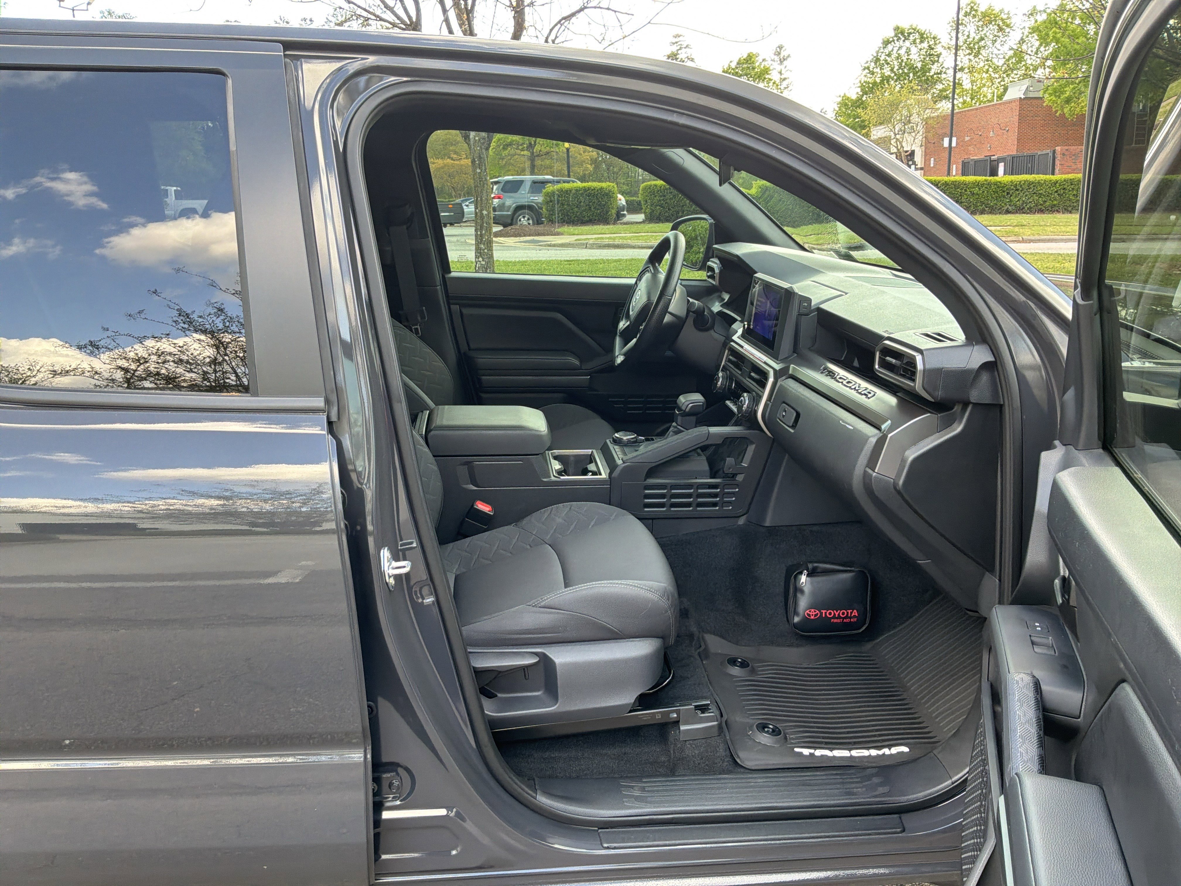 Used 2025 Toyota Tacoma SR5 AWD/4WD image 32