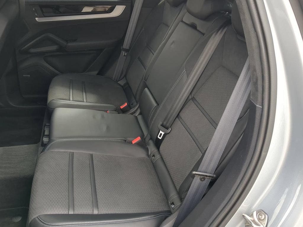 Used 2025 Porsche Cayenne GTS AWD/4WD image 17