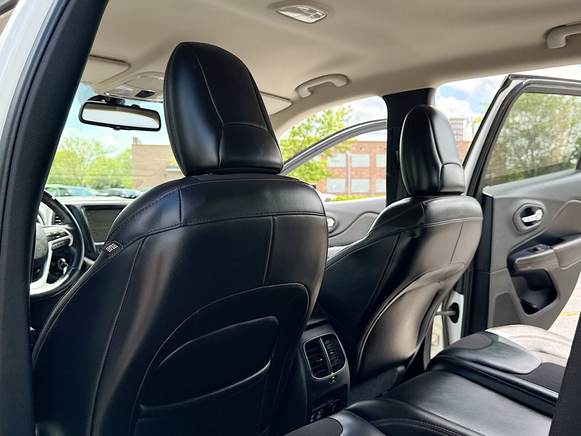 Used 2017 Jeep Cherokee Trailhawk AWD/4WD image 6