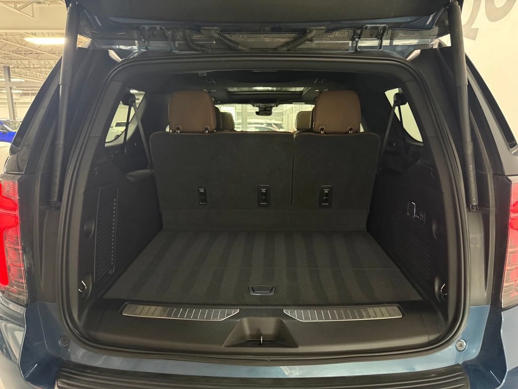 Used 2025 Chevrolet Suburban High Country AWD/4WD image 16