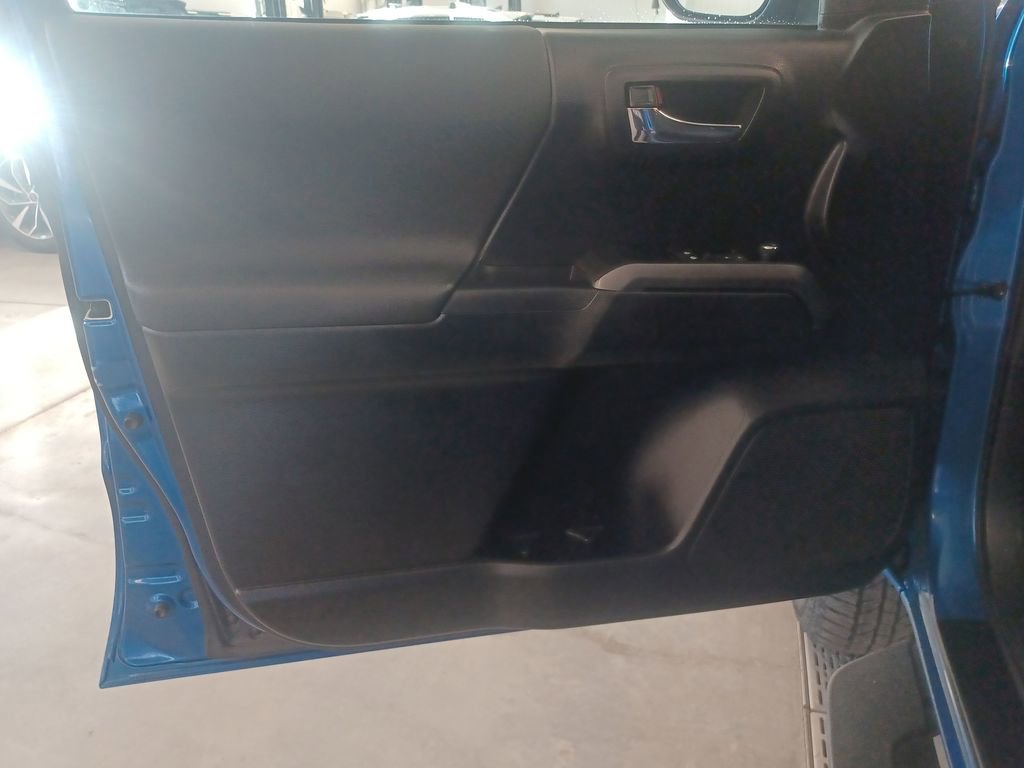 Used 2017 Toyota Tacoma TRD Sport w/ Premium & Technology Package image 11