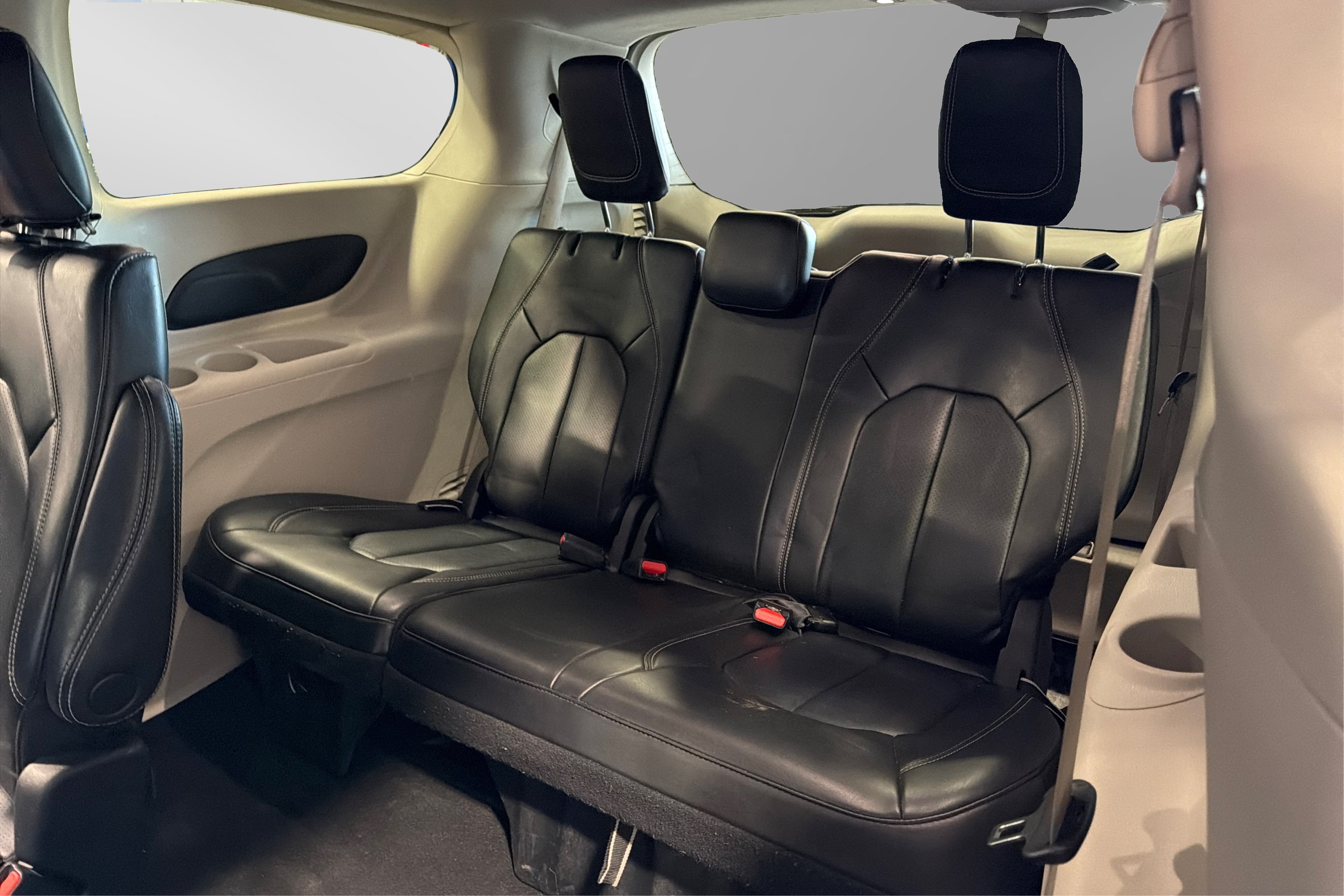 Used 2023 Chrysler Pacifica Touring-L FWD image 39