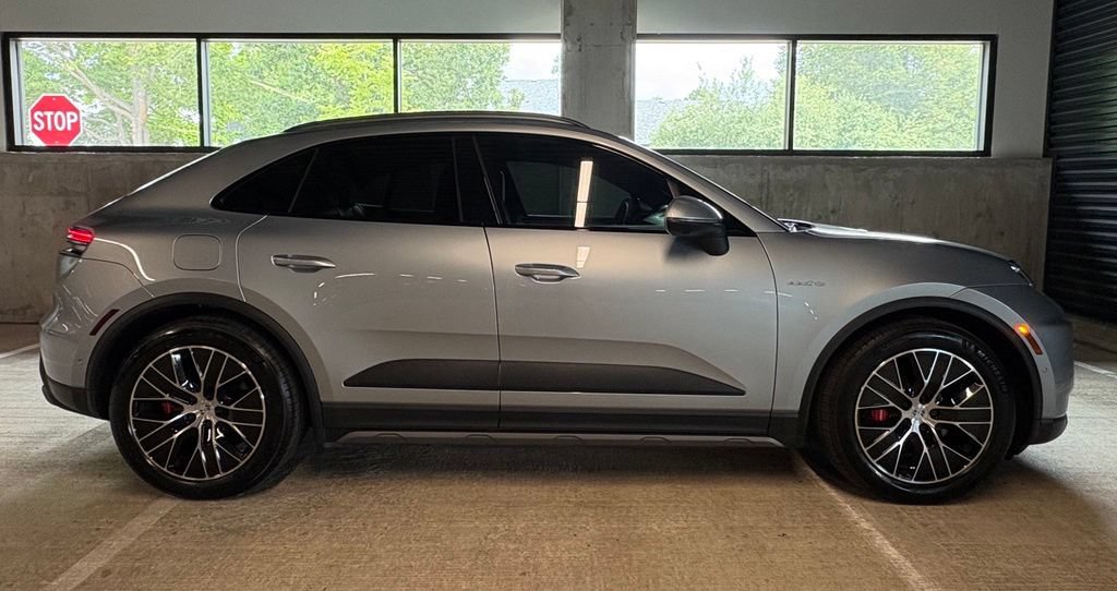 Used 2025 Porsche Macan 4S Electric AWD/4WD image 9