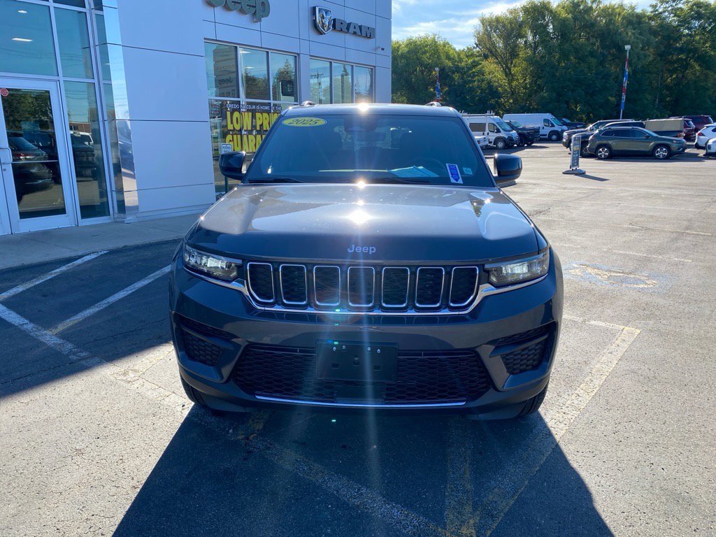 Used 2025 Jeep Grand Cherokee Laredo X image 8